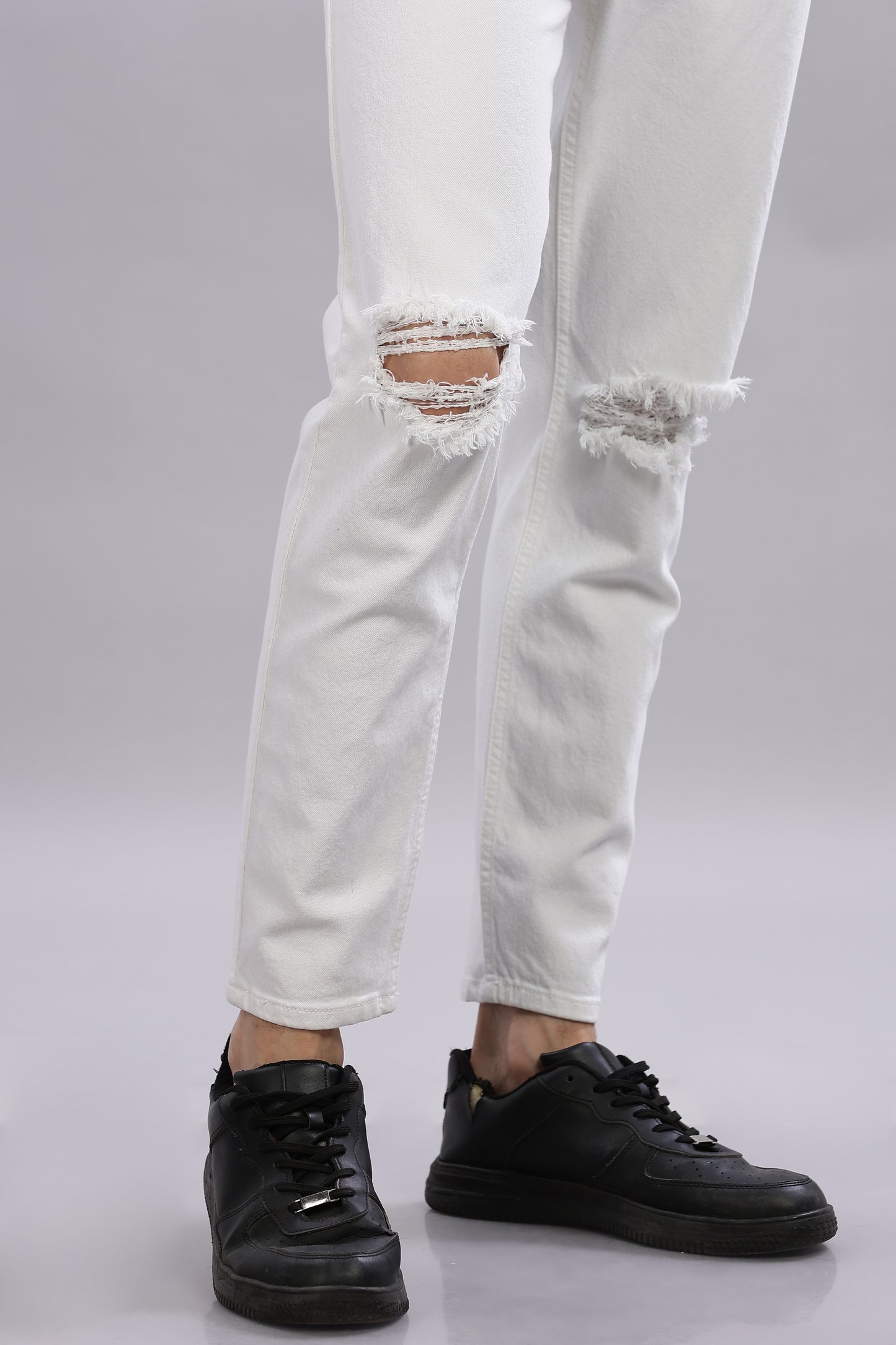 Knee-Torn White Ankel-Length Jeans